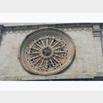 Filigrane Fensterrosette der Kathedrale von Acquaviva delle Font.