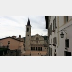 Fassade mit schnen Fensterrosetten der Kathedrale von Spoledo. 