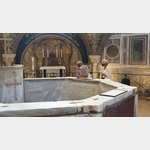 Taufbecken mit byzantinischen Mosaiken im Battistero Neoniano.