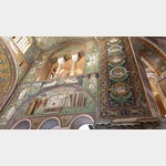 Mosaik der rechten Altarseite.