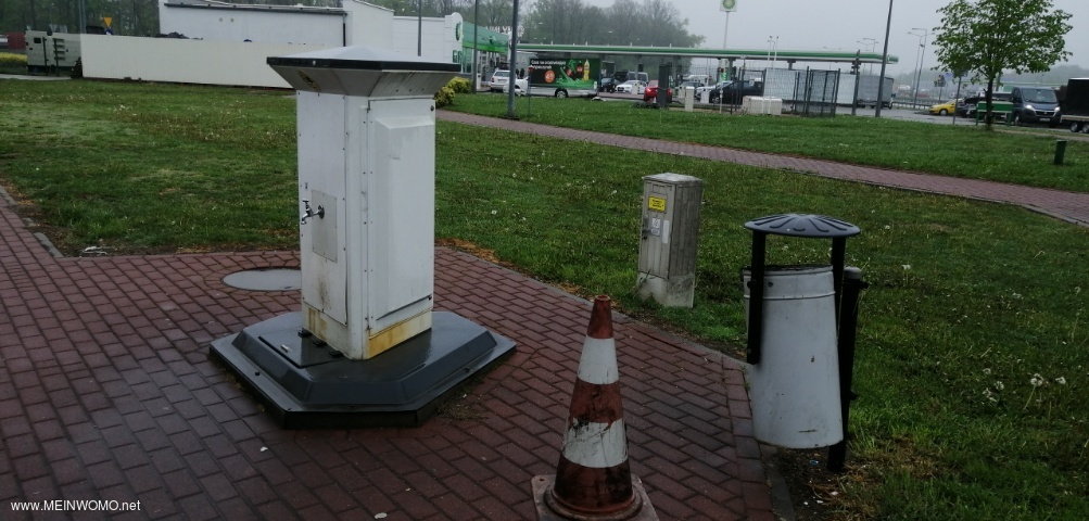  Pillar for free disposal and free water supply