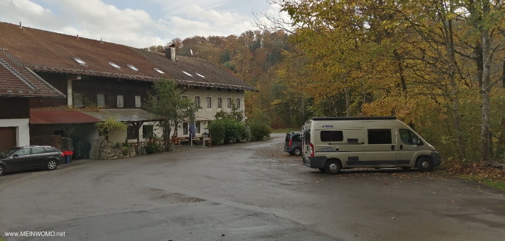 Zicht op parkeerplaats (rechts) en hotel / restaurant (links) 