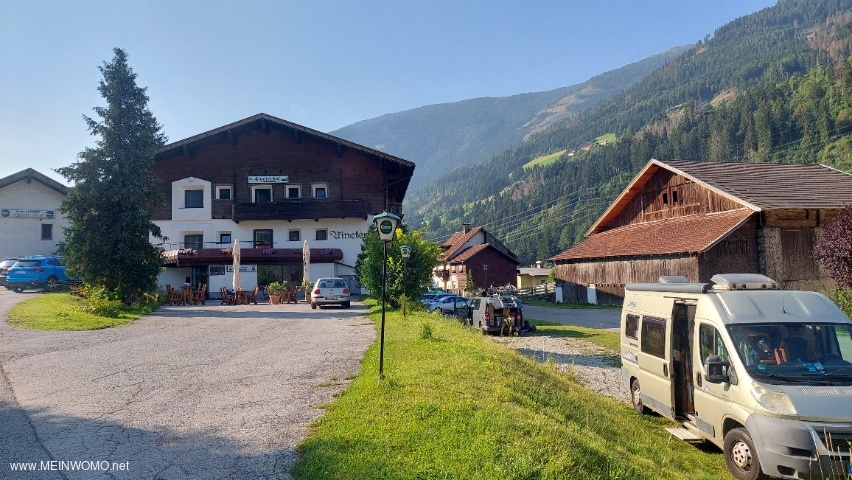 Rechts kann man stehen, links Biergarten und Hotel