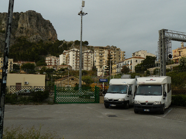 Italien, Sizilien, Cefalu, Bahnhofsparkplatz. Fr kleinere Mobile gibt es im hinteren Bereich Pltze ...