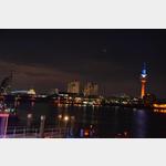 Skyline Sail City Bremerhaven bei Nacht