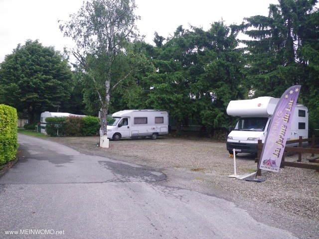  Parkeerplaatsen bij de ingang van de camping.