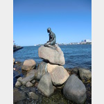 Die kleine Meerjungfrau im Hafen von Kopenhagen. Die Sitzfigur ist 125 cm hoch, sitzt auf einem Findling hat ihr Vorbild in dem Mrchen des Dichters Hans Christian Andersen aus Dnemark.