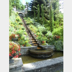 Ein beliebtes Fotomotiv ist die italienische Blumen-Wassertreppe in Renaissance Stiel erbaut und liegt zwischen farbenprchtig angelegten Blumenbeeten und Sulenwacholder. 