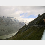 Blick ber die Stasse zur Franz Josefshhe mit den im Nebel stehenden Bergen