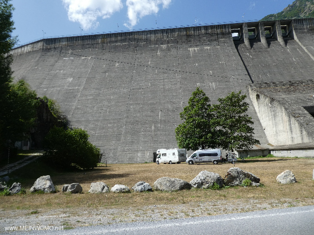  Parking directly under the dam