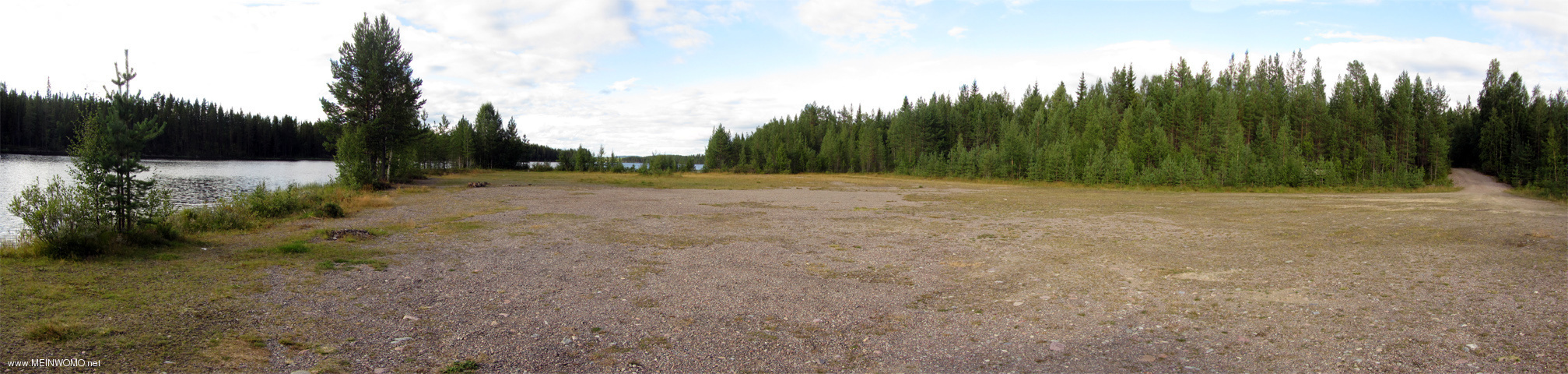  Parking space at Bornsjn, overview of the entire place - right is still the driveway towards the  ...