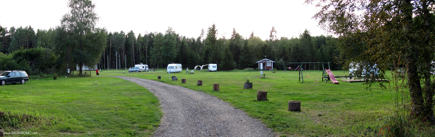 Campingplatz Vsu - Stellflche 1 mit angrenzendem Spielplatz und darum herum auch die Htten mit Sa ...