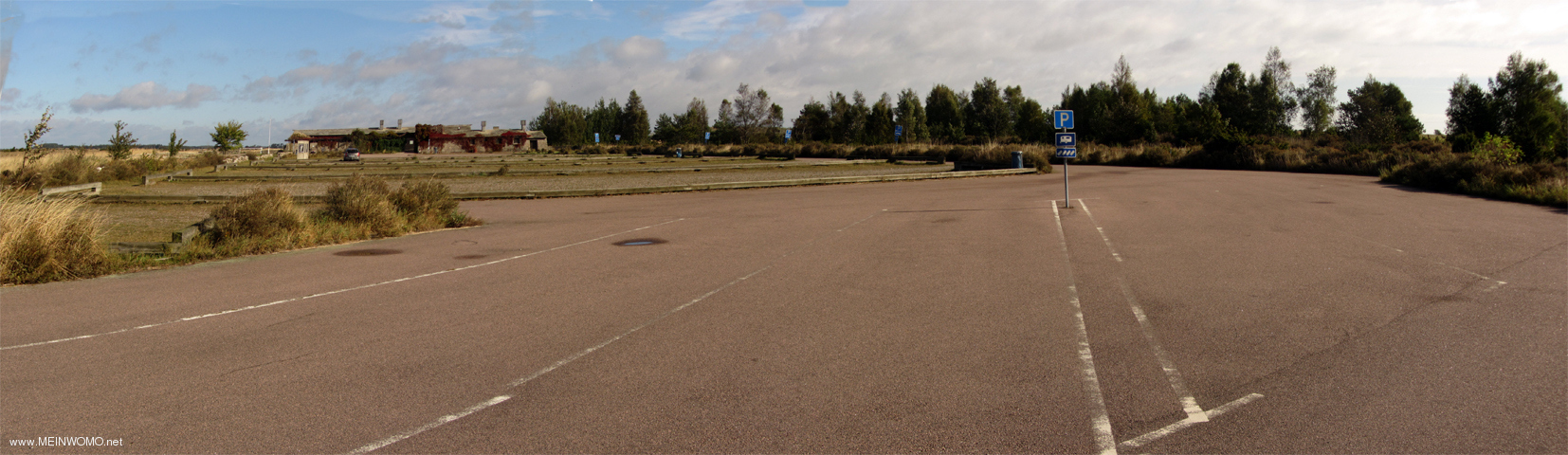  Titta p den stora parkeringsplats framfr Eketorpsborg..  I september r vi hr nstan ensam..  I  ...