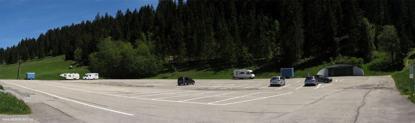  De grote parkeerplaats voor autos en campers in de buurt van het Lac des Taillres in La Brvine.. ...