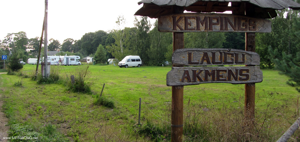  Kempings Lauču Akmens - allée, tour passé de la 67 route de gravier E s´arrête devant les terrains  ...