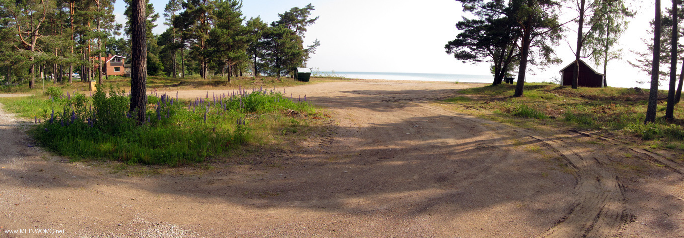  Hyllor p Svedans Hamn - stora vndplan med parkeringsmjligheter p stranden av Vaettern..  Bassn ...