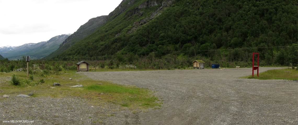  Wanderparkplatz Kfjorddalen - View from the back of the square towards the entrance and to the lef ...