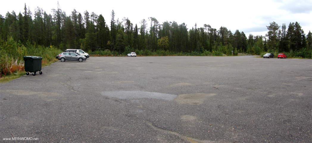 Der Wanderparkplatz an der Fjllstation in Kvikkjokk wirkt etwas steril. Gemtlichkeit fr eine ber ...