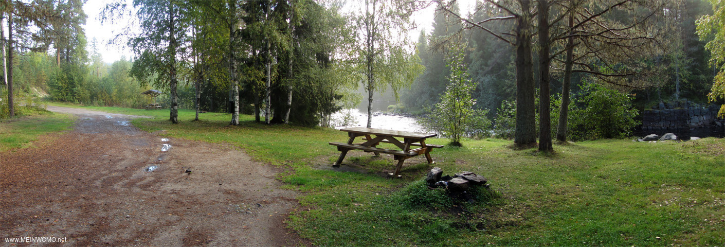  De picknickplaats bij Holjan - Uitzicht vanaf de oprit weer op de rechter..  Op de grasvelden achte ...
