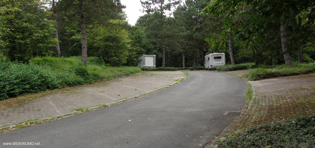 Parkmglichkeiten auf dem Parkplatz am Panoramabad in Velbert-Neviges. Das Bild zeigt einen von mehr ...