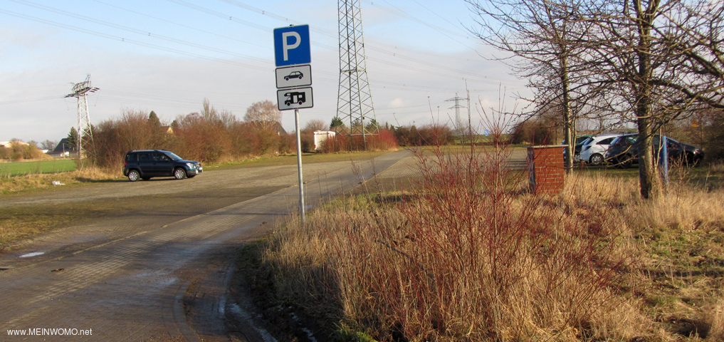 Der Parkplatz / Wohnmobilparkplatz Legefeld.  Fr seine relative Nhe zur Autobahnabfahrt Weimar (A4 ...