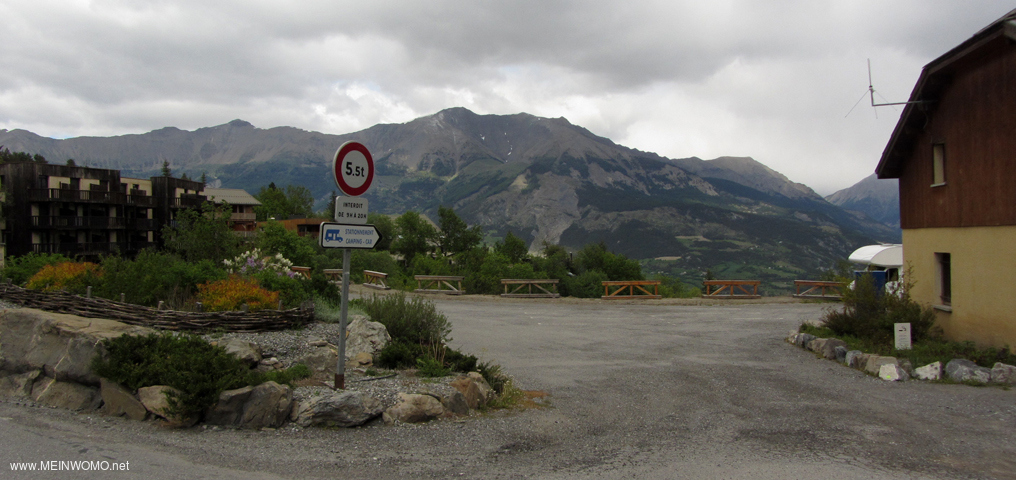  Pitch Pra-Loup 1600 - View from the road D109, about 200 meters behind the sign right at the entran ...