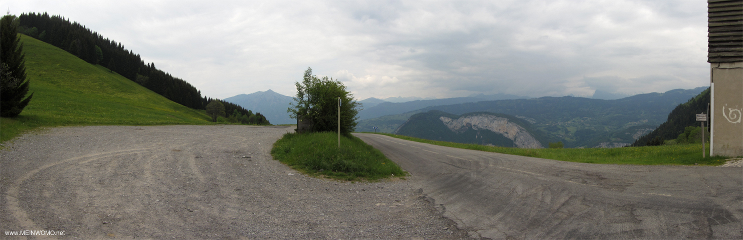  Rastplats p Route des Grandes Alpes hger (frn Cluses Kommande) innan Romme utsikt ver Arve Vall ...