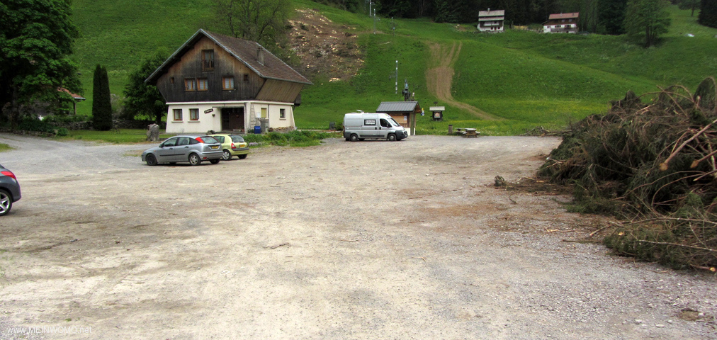 Le Reposoir,  der an die Ver-/Entsorgungsstelle angrenzende Parkplatz wird auch von PKW genutzt und  ...