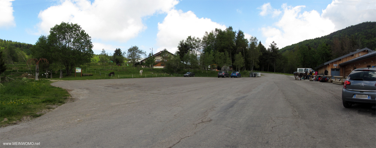  Parkeringsplatsen vid foajn p Moises, strax norr om byn Habre-Poche, nra D12..  En parkeringspl ...