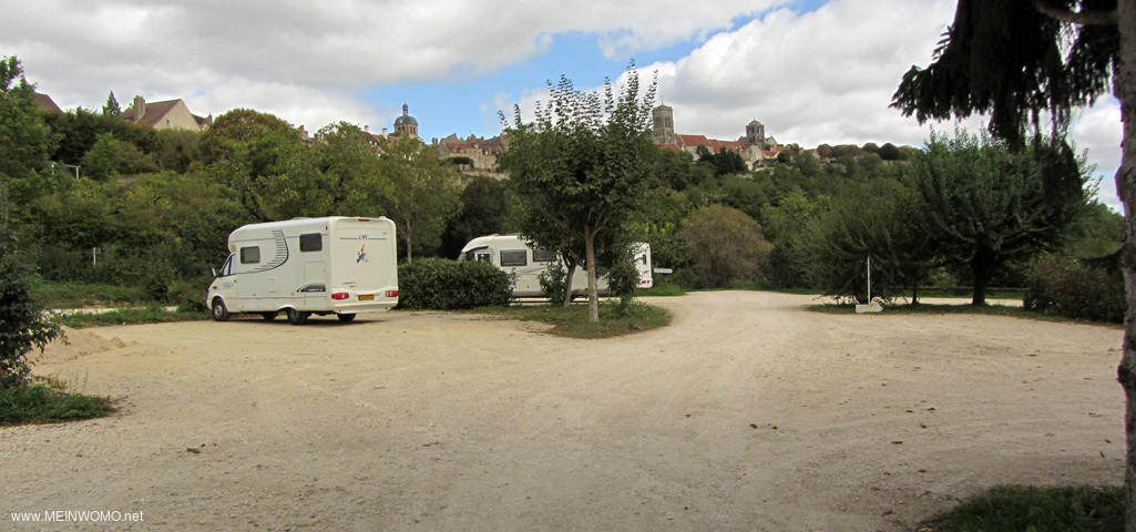  Parkering under museet byn Vzelay..  Natten fritt utrymme fr campare ligger i den bakre delen av  ...