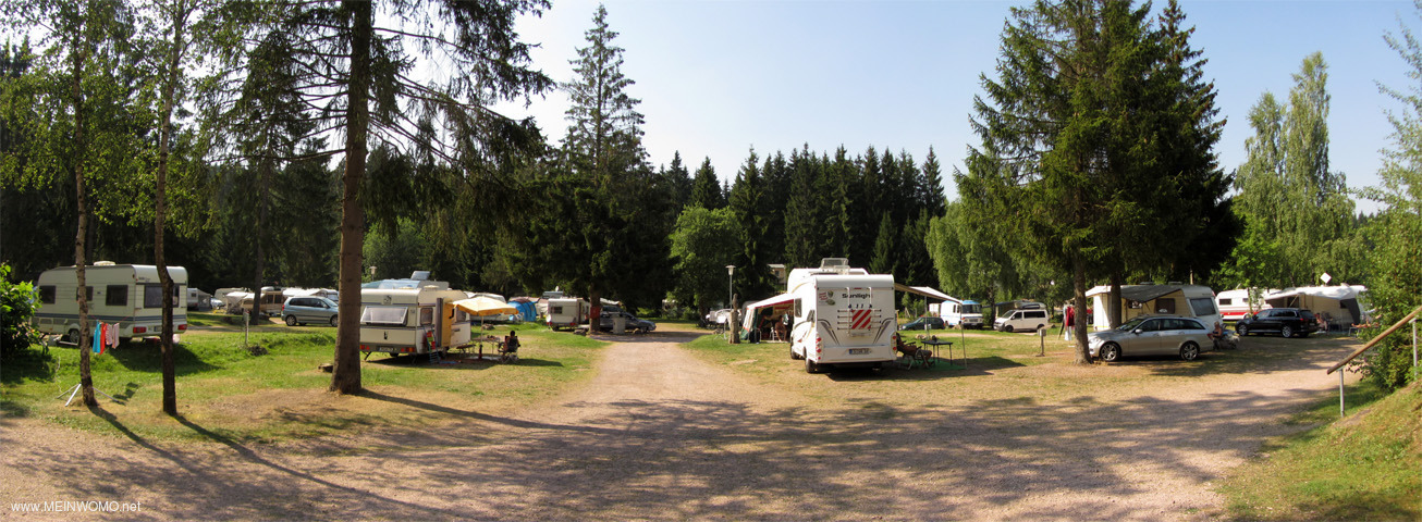 Teilansicht des Campingplatzes Oberhof-Camping an der Ltschetalsperre. Blick in den oberen Teil d ...
