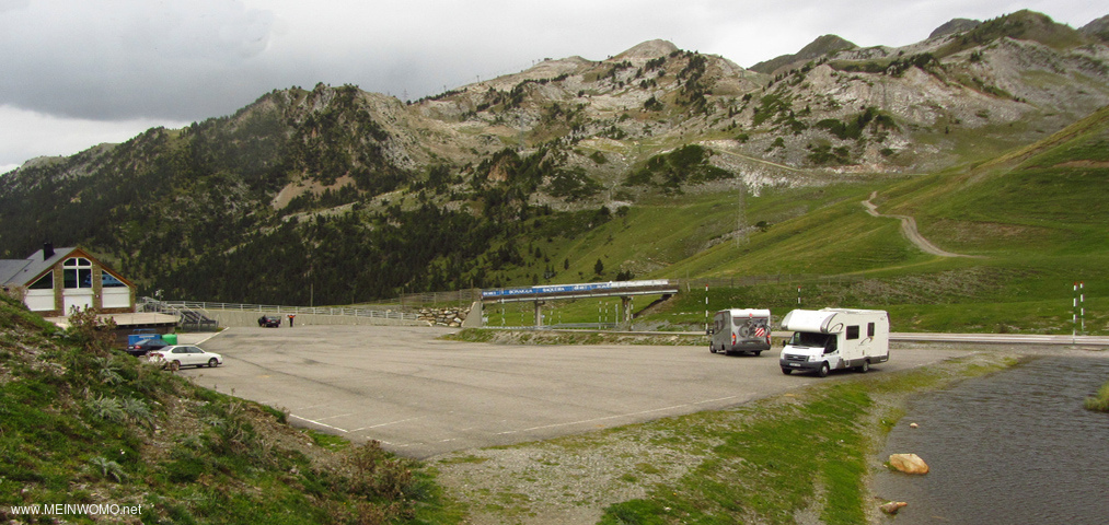 Am Pass Port de la Bonaigua. Das Bild zeigt die asphaltierte Parkflche etwa dreihundert Meter unter ...