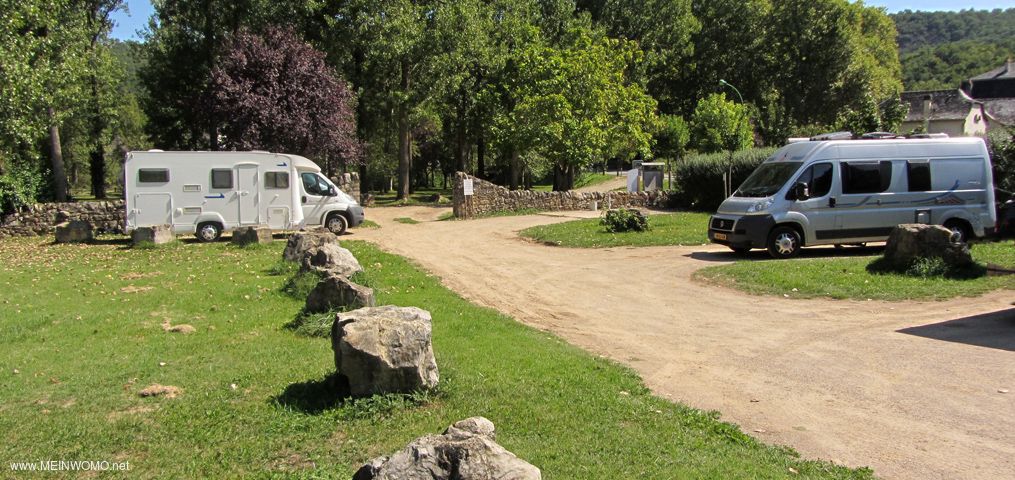  The pitch in Monteils, four campers find here enough space..  Right next to the entrance (center ne ...
