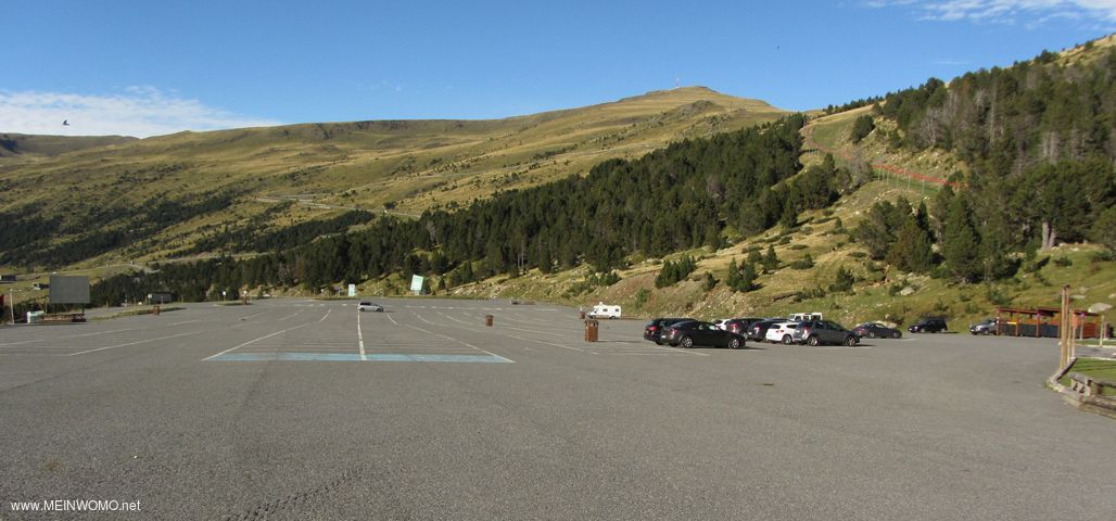  Grau Roig, uitzicht vanuit het hotel aan de grote parkeerplaats van de ski-terrein..  Het onderste  ...