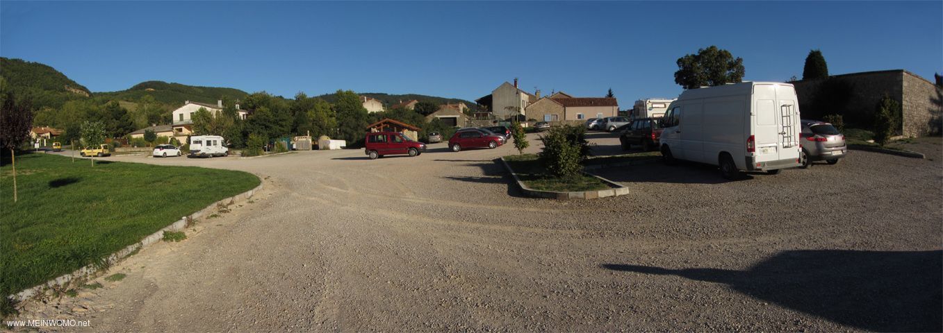  Overzicht van de parkeerplaats aan de rand van Sainte-Eulalie-de-Ceron..  De juiste voetafdrukken z ...