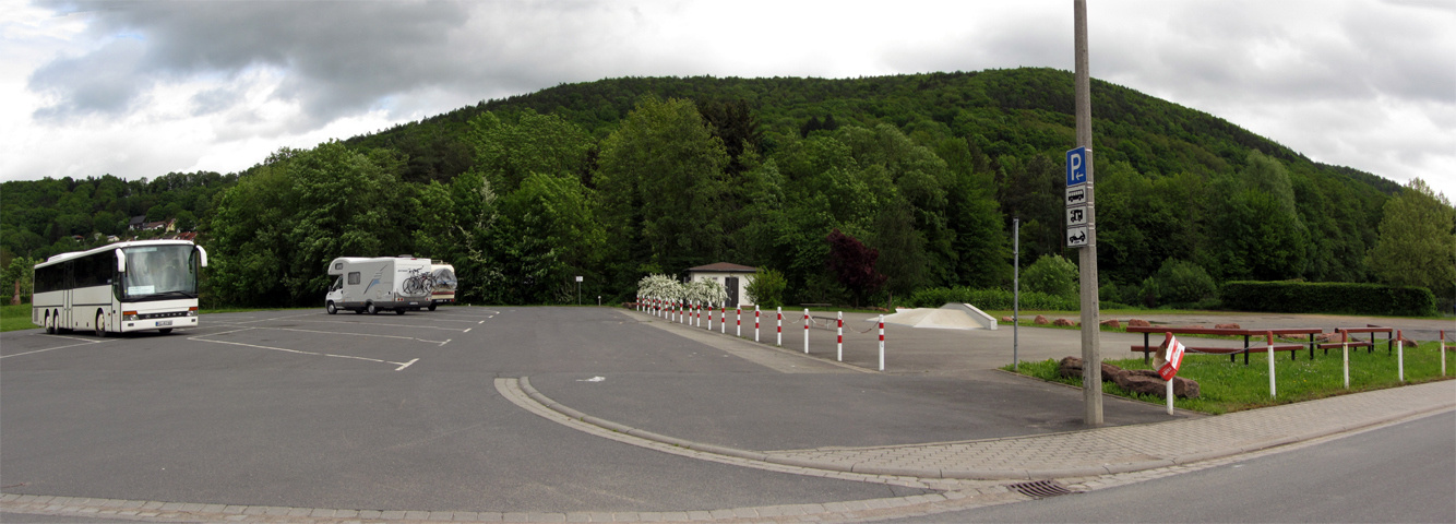  Amorbach, lautobus e camper combinato di parcheggio ai margini del centro cittadino..  La legge de ...