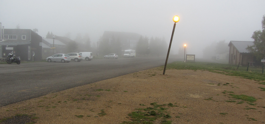 Der Parkplatz am Chalet du Mont Lozre am nchsten Morgen. Ein Wetterumschwung brachte ber Nacht ti ...