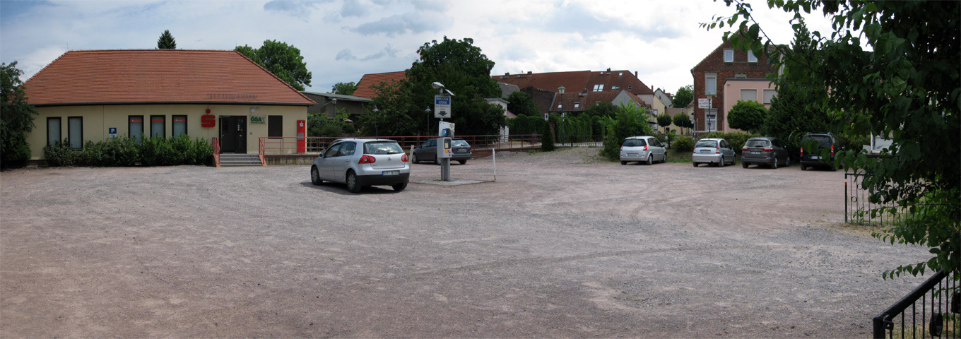 Stadt Wrlitz - ffentlicher Parkplatz an der Erdmannsdorffstrae (2016: 3,00 EUR) vor dem Gebude d ...