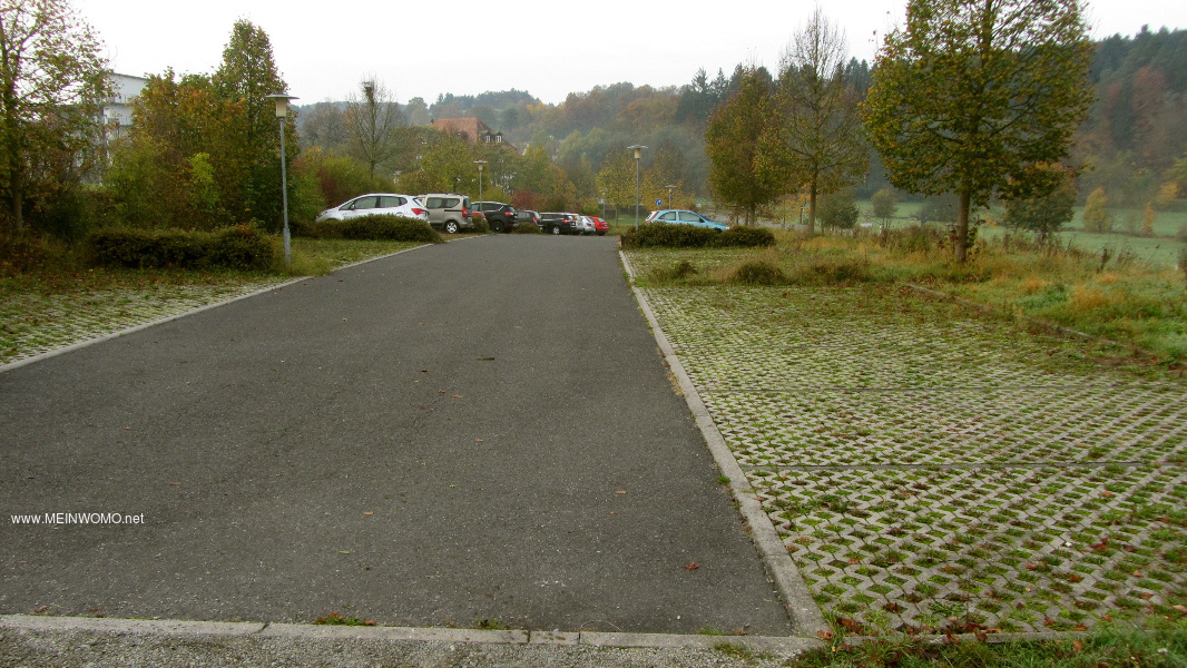 Parkplatz am Ortsausgang von Bad Colberg, Blick vom Platzende zur Einfahrt