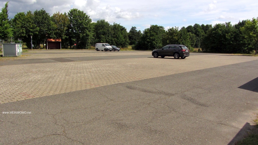  Estacionamiento en el jardn de rocas frente a la entrada de Khnsdorf