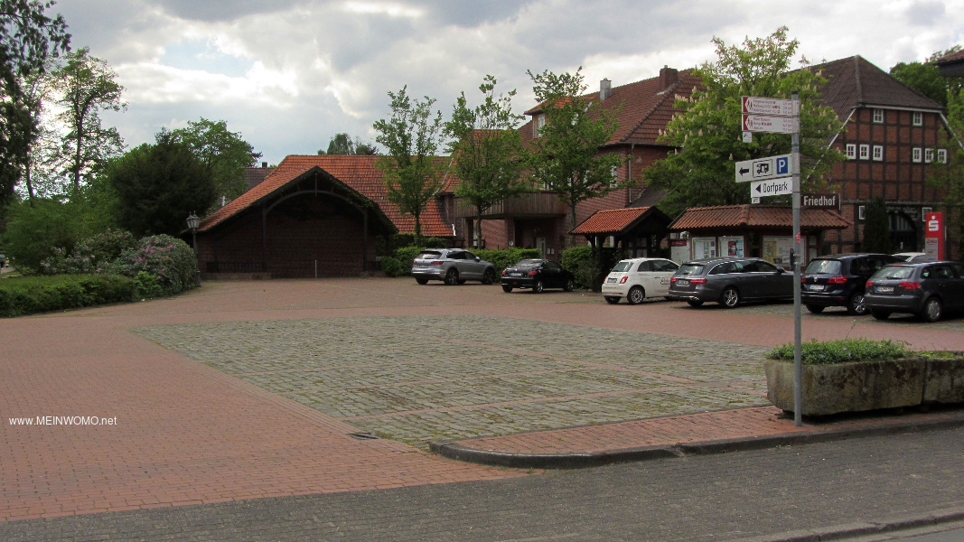Il parcheggio segnalato a Bippen vicino alla chiesa