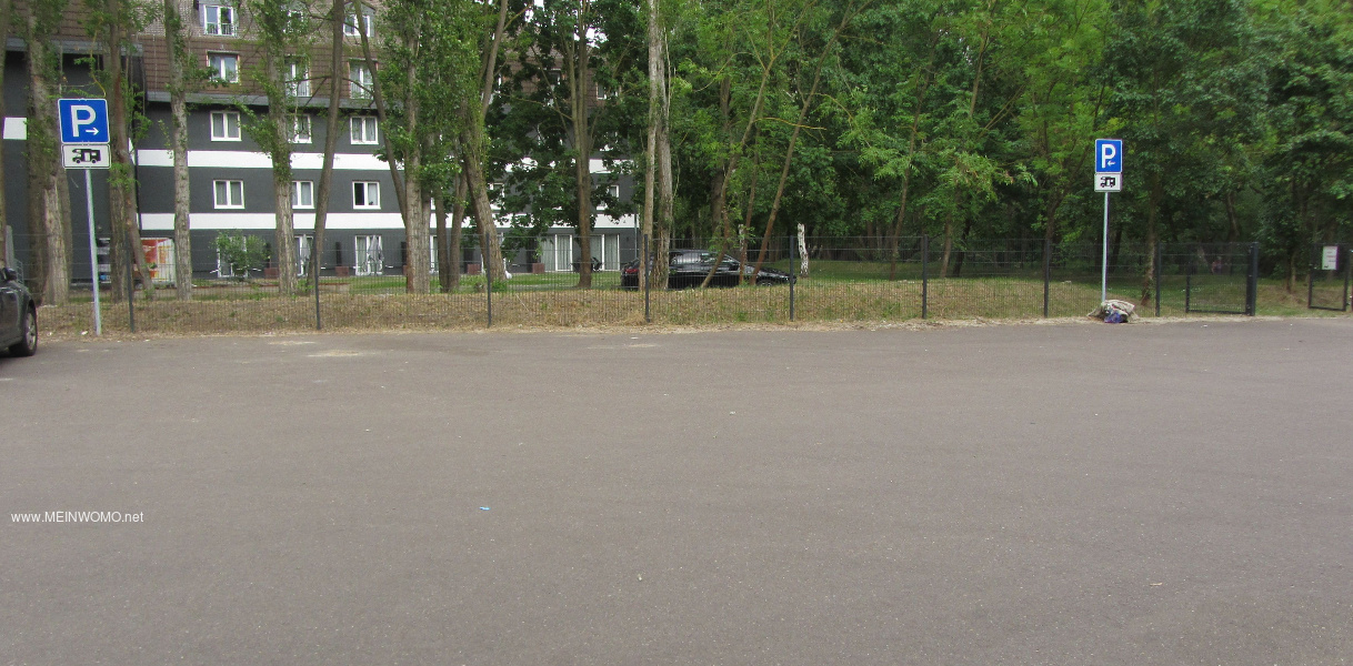    Parkering vid rondellen Aderstedter Strae i Bernburg    