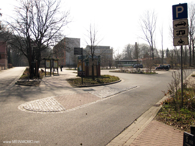 Einfahrt zum Parkplatz Wiesenburg, am Schlosspark. Der Platz ist fr Wohnmobile zugelassen, die Mark ...
