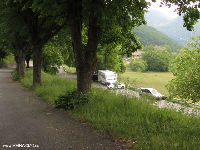 Der Parkstreifen unterhalb der Alle de la Ferrage in Grolirs. Die Wiese dient als Landeplatz fr  ...