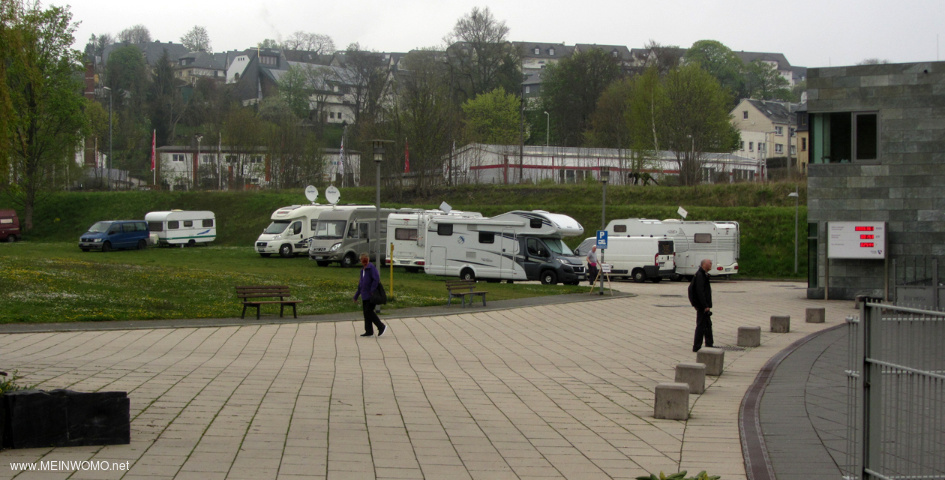 Stellplatz an der Ardesiatherme in Bad Lobenstein; die vorderen 5 Pltze (rechts) sind gepflastert.  ...