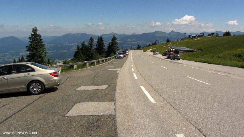  Op de schilderachtige weg Rossfeld;.  het startgebied van de parkeerterreinen op het hoogste punt v ...