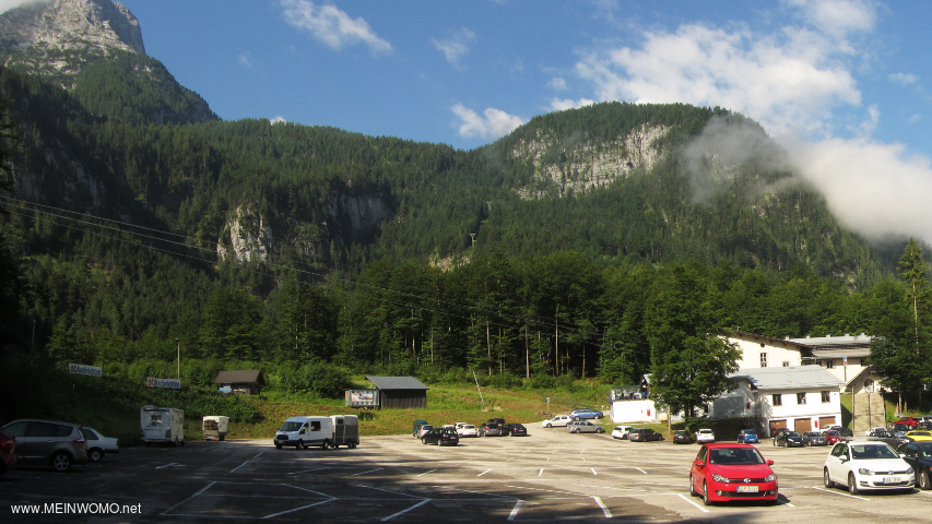Obertraun; Parkplatz an der Talstation der Dachstein Krippenstein-Seilbahn, Blick in Richtung Berg.  ...