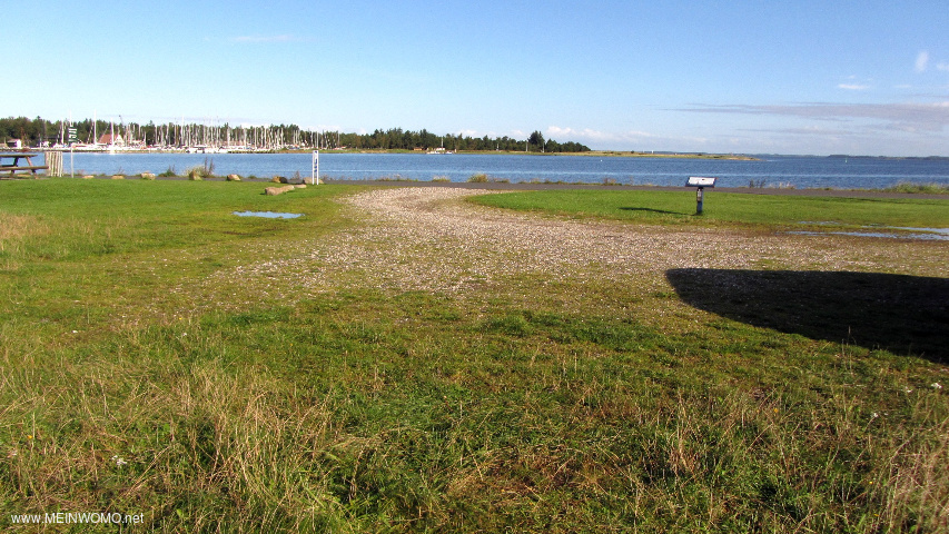  Kleine parkeerplaats met grind voor het havengebied van Sunstrup met een ononderbroken uitzicht op  ...