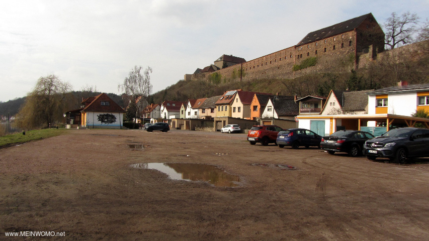  Wettin, parcheggio direttamente sulla Saale (a sinistra)..  In alto a destra il castello di Wettin.