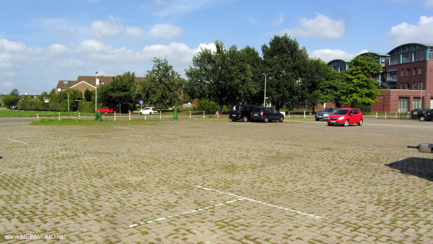 Glckstadt, Parkplatz am Molenkiekergang, Blick zur Stadt, links die Einfahrt zum Platz.